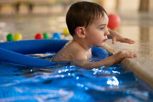 À quel âge un enfant doit-il apprendre à nager idéalement ? La réponse qui rassure