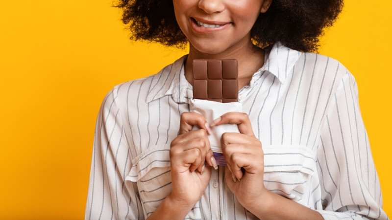 femme qui mange une barre de chocolat