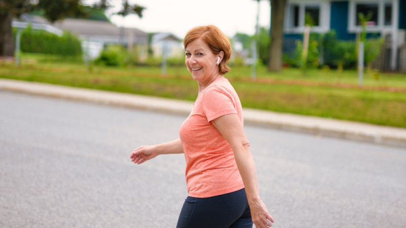 Femme heureuse qui marche