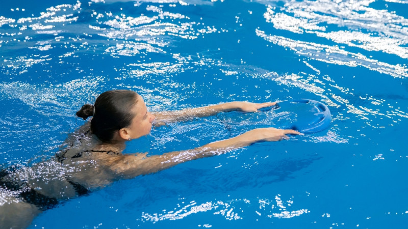 femme qui nage dans une piscine
