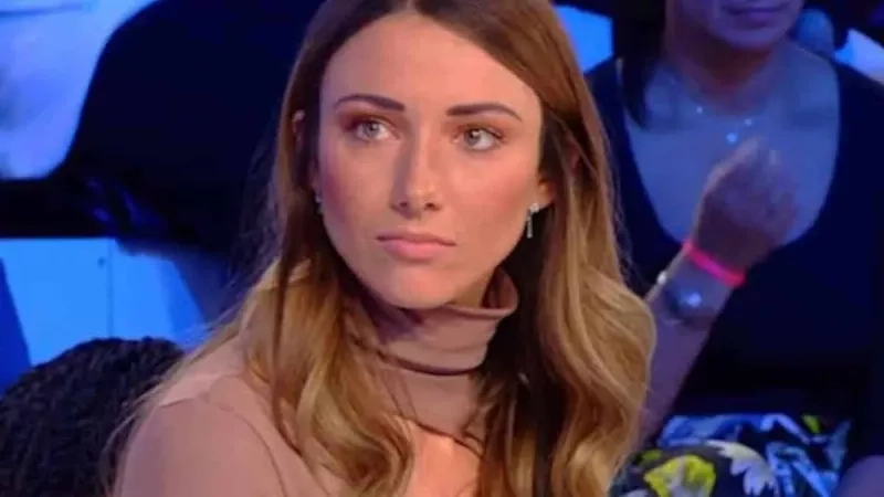 « Je me suis retrouvée +10 kilos » : Delphine Wespiser raconte comment les critiques sur son poids l’ont profondément marquée