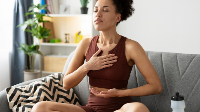 femme qui pratique la respiration profonde
