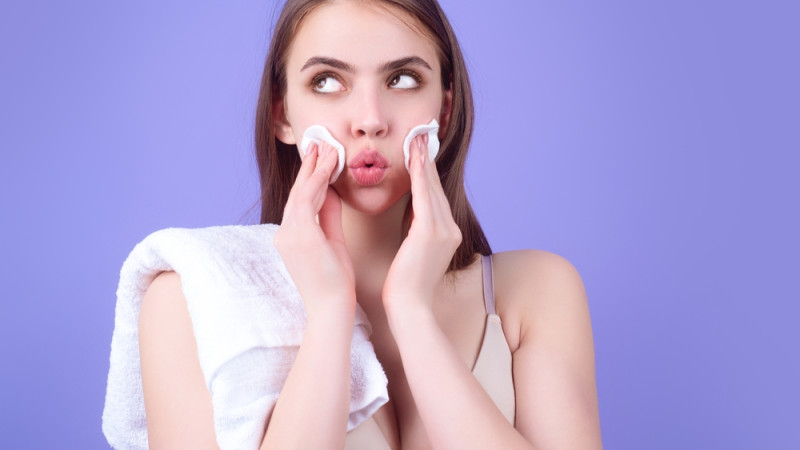 femme qui se démaquille