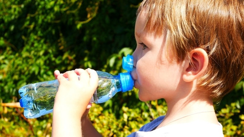 L’eau pétillante pour les enfants : bonne idée ou fausse bonne option ?