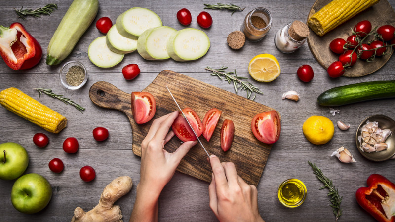 personne qui coupe des légumes