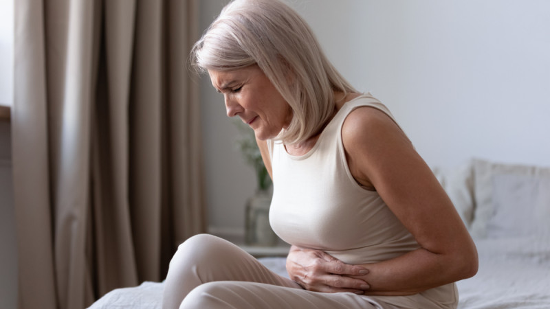 femme avec mal de ventre