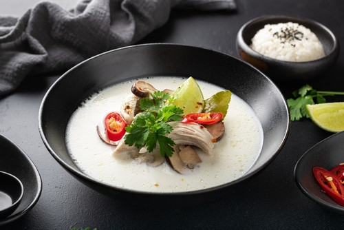 Tom Kha : la soupe thaï au lait de coco qui réchauffe avec douceur