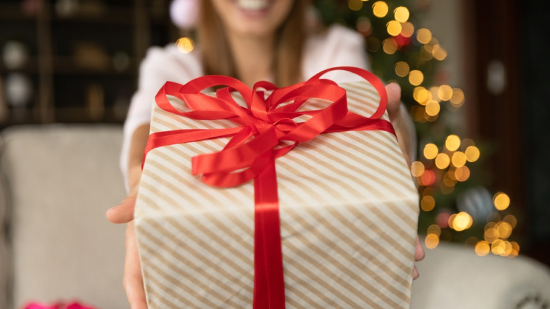 femme qui offre un cadeau à noël 