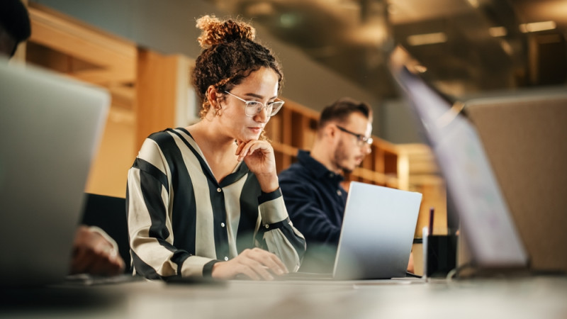 femme qui travaille au bureau