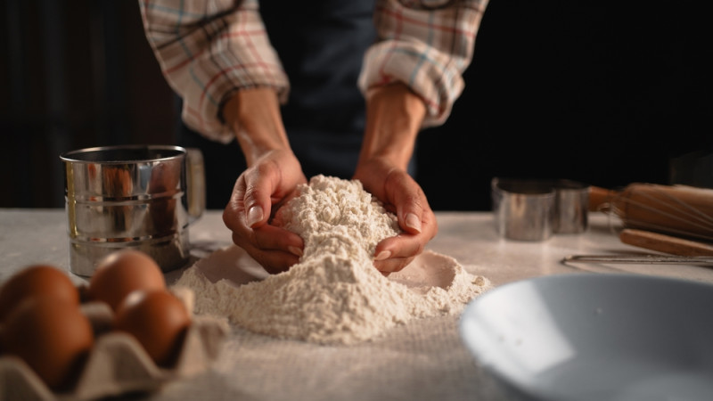 personne qui cuisine avec de la farine
