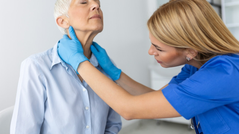 endocrinologue qui examine une patiente