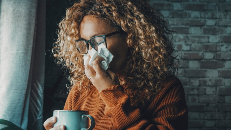 Femme malade qui se mouche