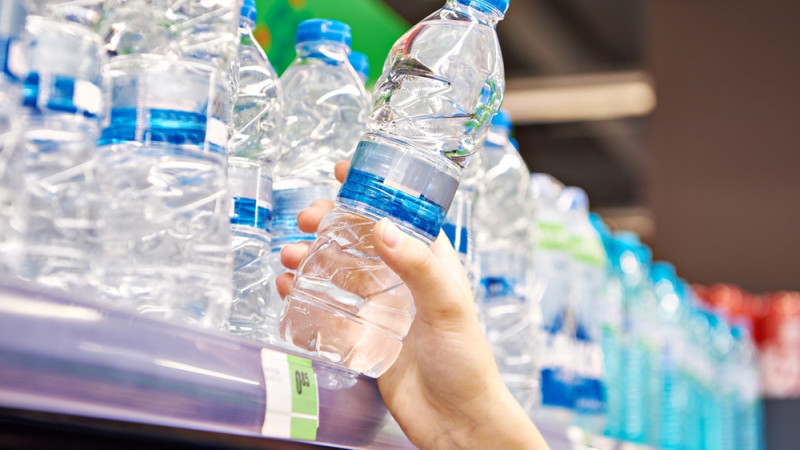 bouteilles d'eau au supermarché