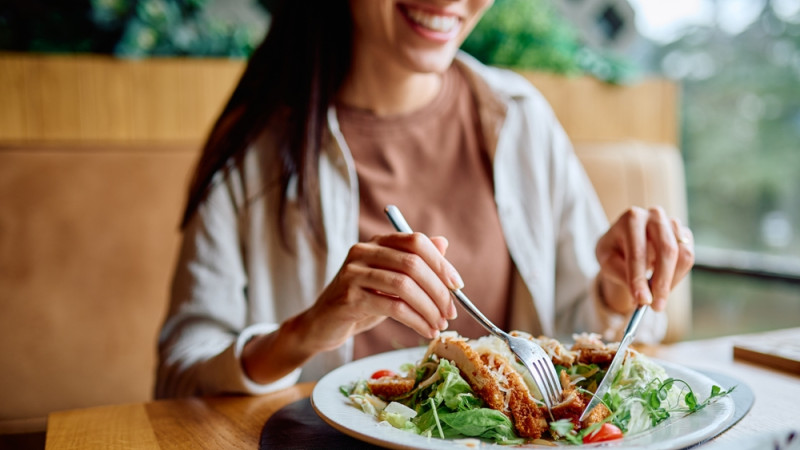 femme qui mange du poulet