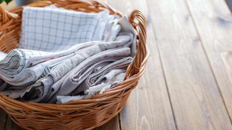 des torchons dans un panier