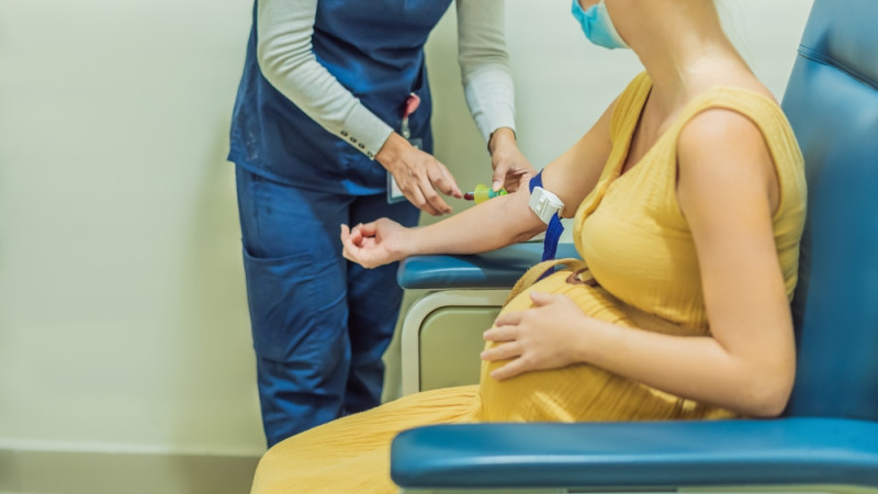 femme enceinte fait prise de sang