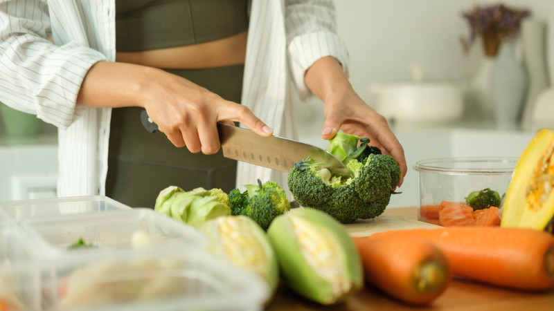 femme qui coupe des légumes