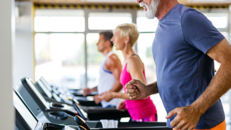 des seniors qui font du sport