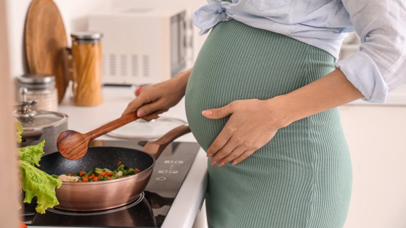 femme enceinte qui fait a manger 