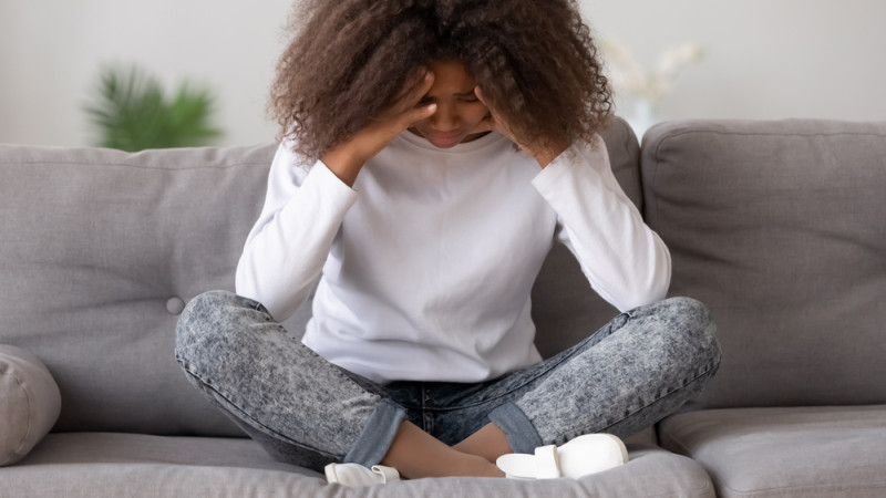 fille triste et inquiète 