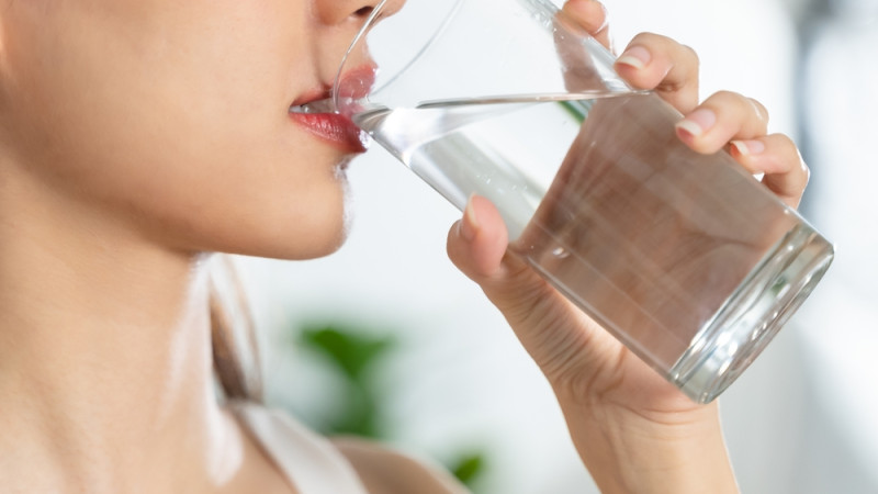 femme qui boit de l'eau