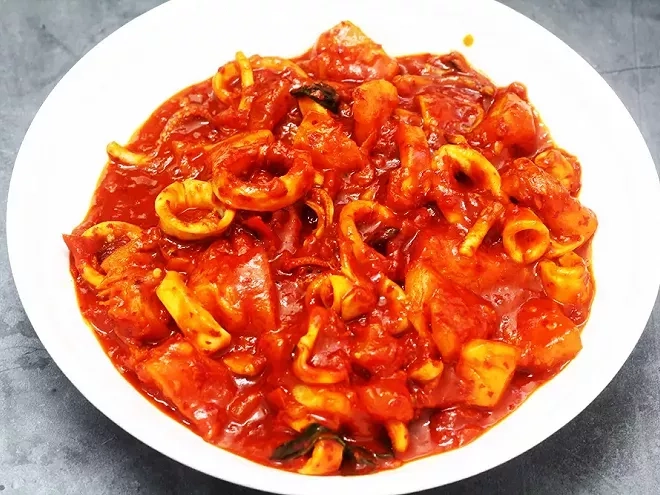 Recette de calamars à l’armoricaine : un plat iodé, généreux et plein de caractère