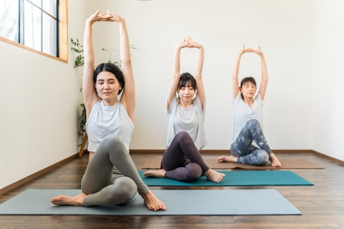 Oubliez le Pilates classique : le “Pilates asiatique” promet un ventre plat en douceur, surtout après 50 ans