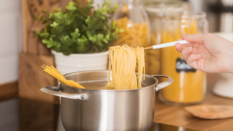 pates qui cuisent dans une casserole
