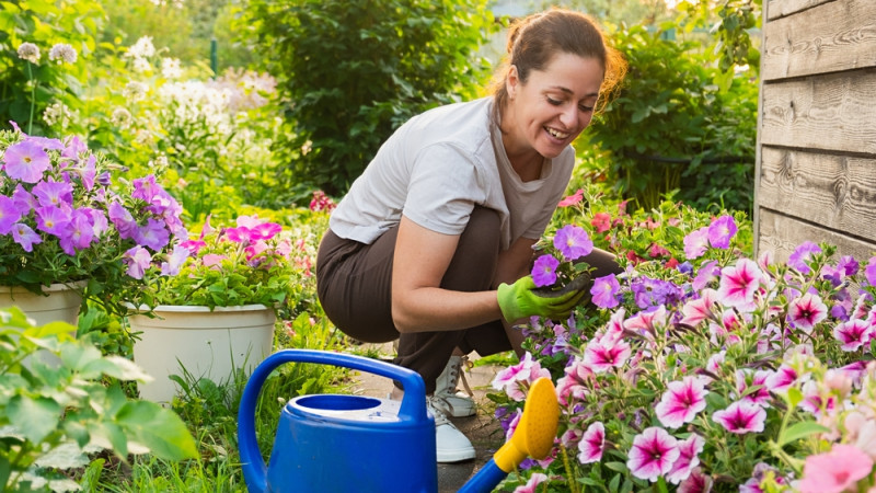 femme qui fait du jardinage