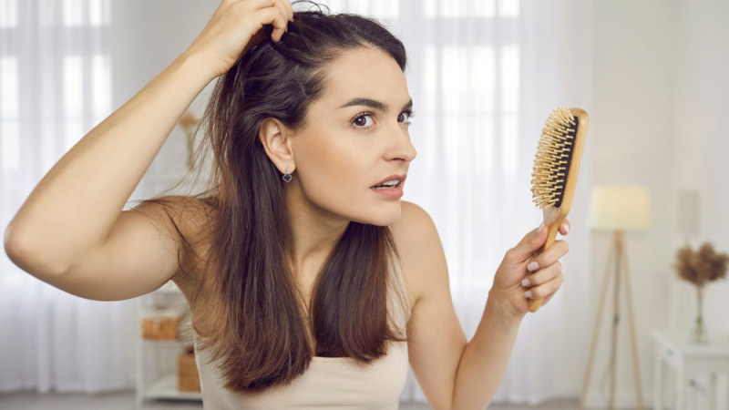 femme qui inspecte ses cheveux