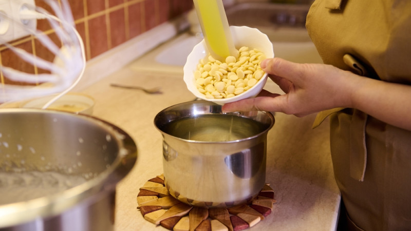 personne qui fait fondre du chocolat blanc