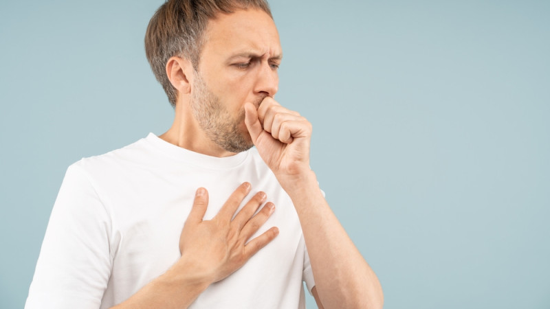 homme malade qui tousse