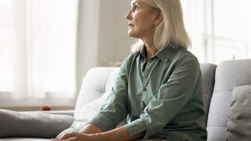 femme sénior triste