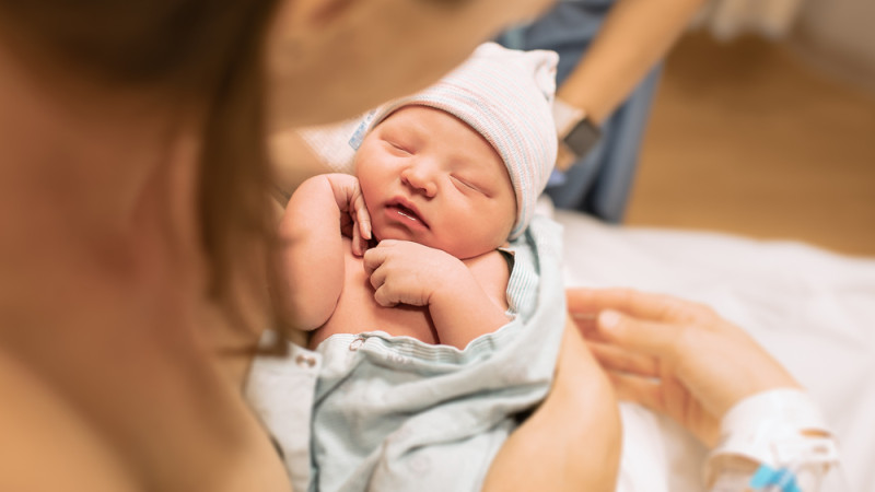 maman et bébé à la maternité