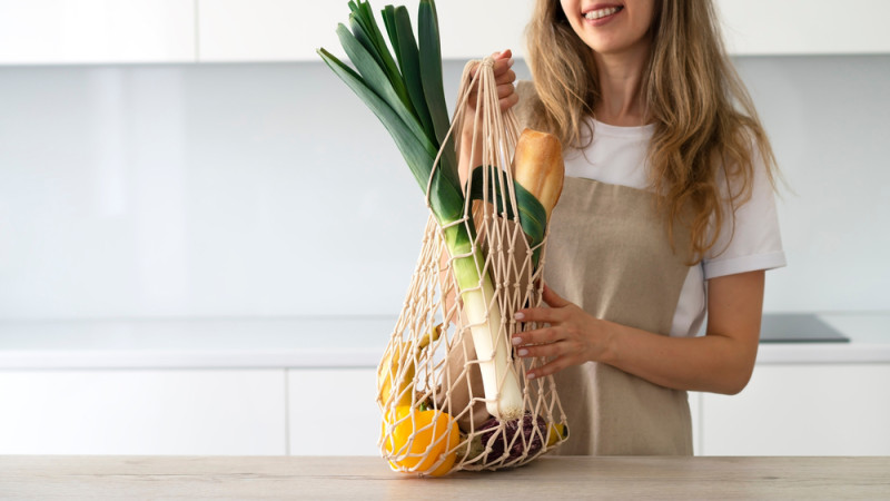 femme avec sac de sourses