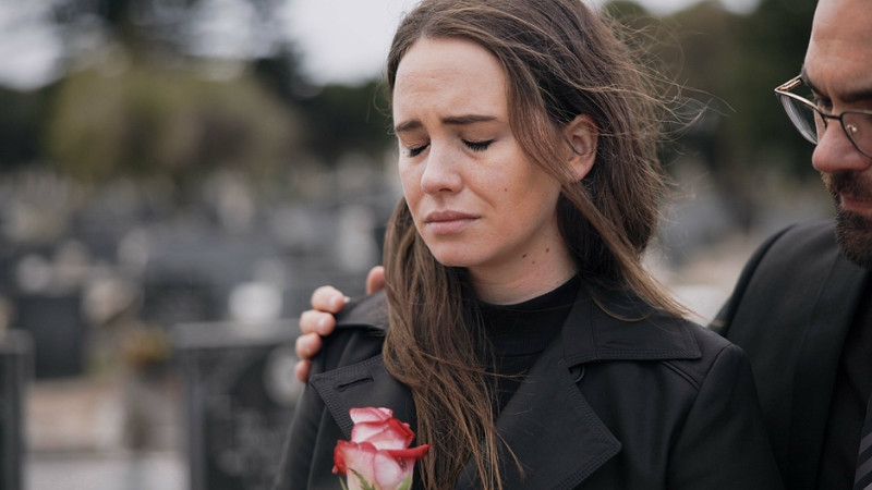 femme et homme à un enterrement