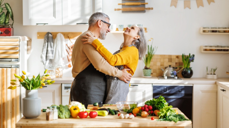 couple senior heureux qui cuisine ensemble