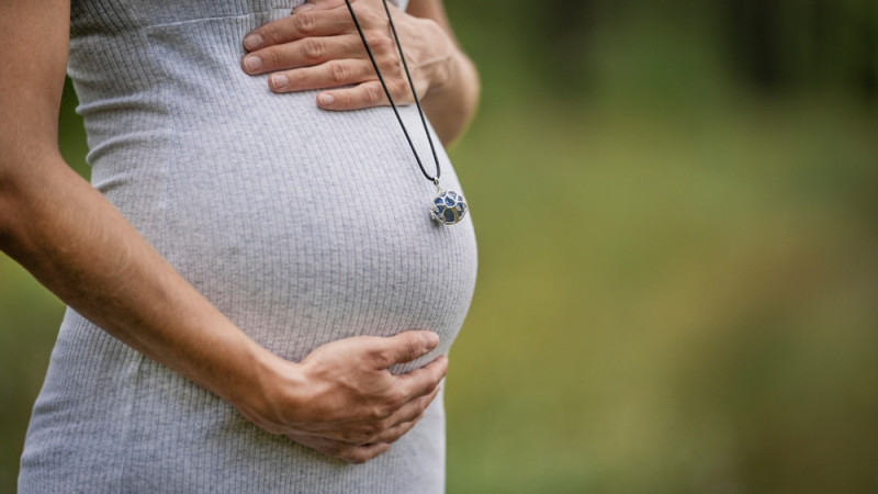 femme portant bola de grossesse