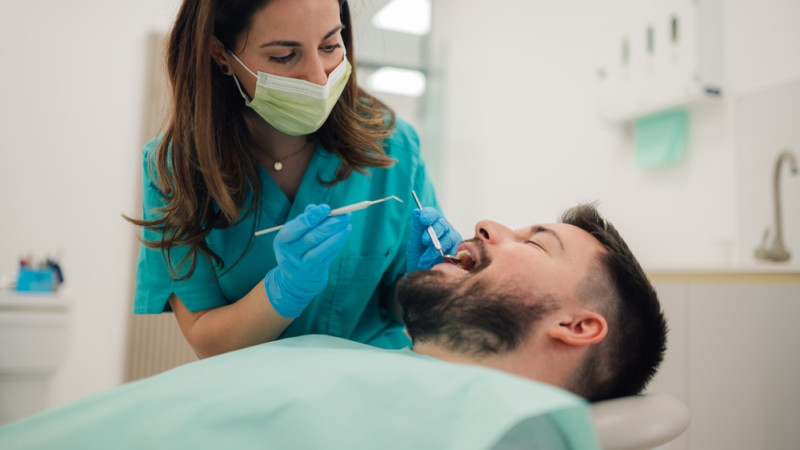 dentiste qui traite patient