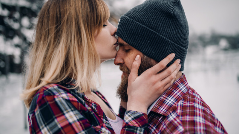 jeune couple amoureux