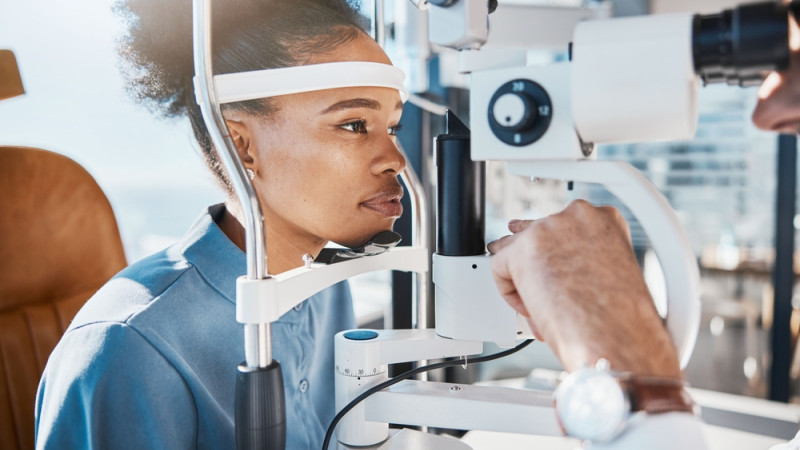 femme qui fait test de vue