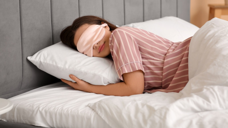 femme qui dort dans son lit