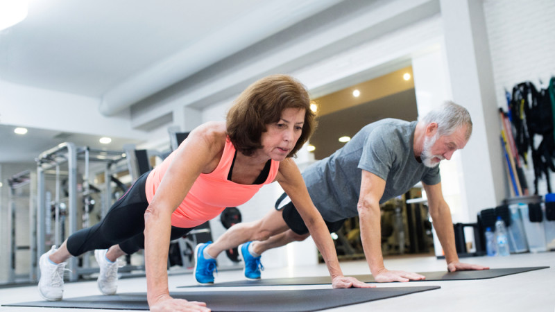 couple qui fait des pompes