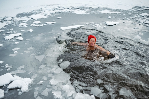Wild swimming : la nage en eau froide qui booste la combustion des calories (et le mental)