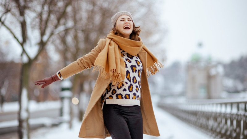 femme heureuse dehors dans la neige