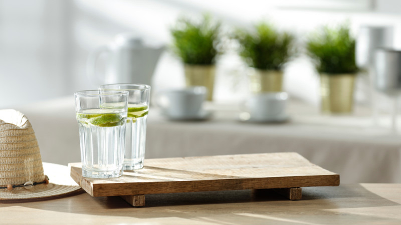 deux verres avec de l'eau minérale 