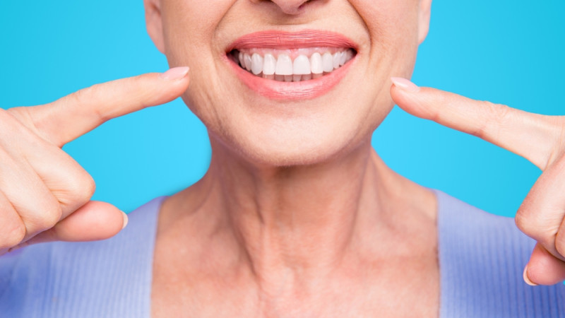 femme avec de belles dents 