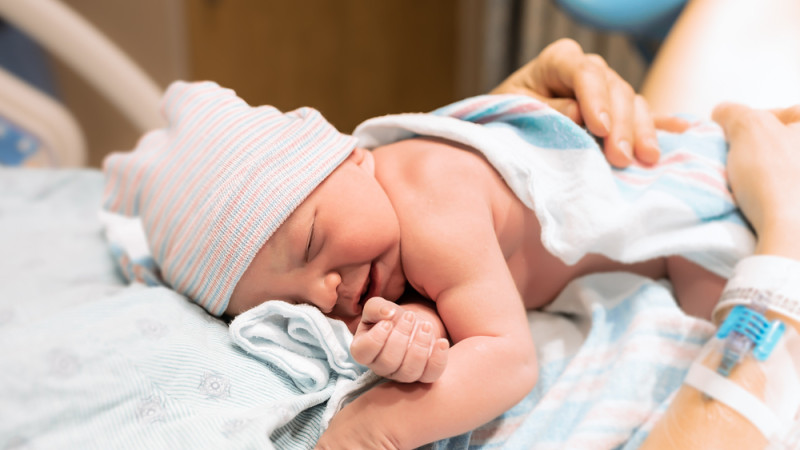 nouveau né sur sa maman