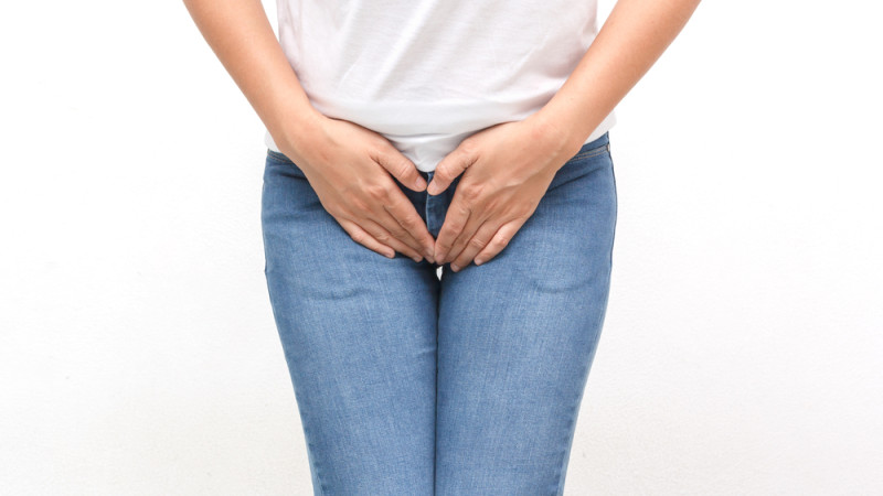 femme souffrante dans la partie génitale 