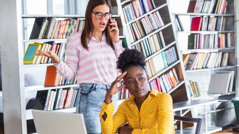 femme autoritaire au travail